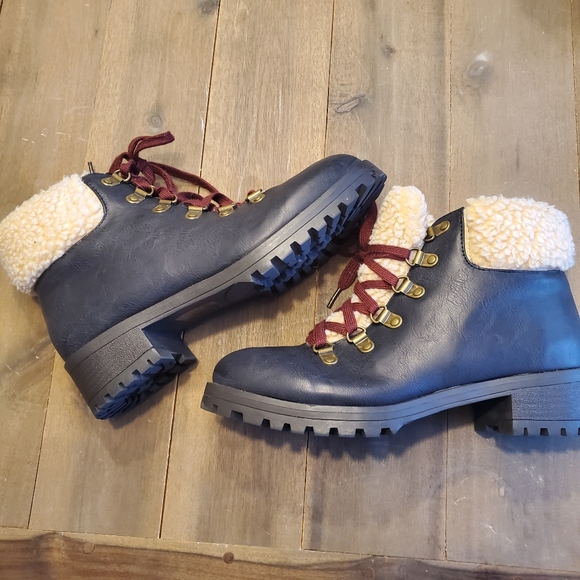 Navy faux shearling nordic boot with red laces - Picture 5 of 8